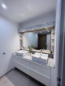 阿雷西费Casa Cielo的一间带两个盥洗盆和大镜子的浴室