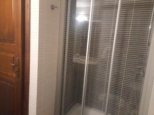 阿拉霍瓦Magnolia的浴室内带百叶窗的玻璃淋浴间