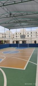 里约达欧特拉斯Apto térreo com área privativa !的一个带网球场的室内网球场