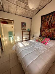 卡塔马卡Eco-Hostel Lo de Lola的卧室配有一张白色大床