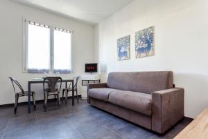 帕尔马[5 min Aeroporto-Stazione] Parma的客厅配有沙发和桌子