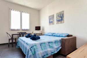 帕尔马[5 min Aeroporto-Stazione] Parma的一间卧室配有一张床、一张桌子和一张书桌