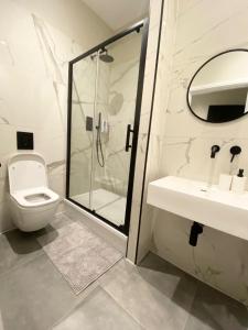 伦敦Goodwin St的带淋浴、卫生间和盥洗盆的浴室