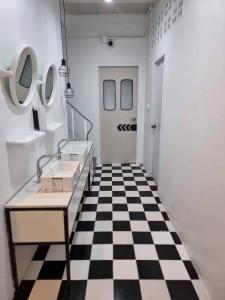 乔木提恩海滩Matcha House jomtien Pattaya的浴室铺有黑白格子地板。