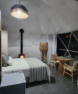 卡洛帕尼亚伊奥蒂斯River Glamping Kalopanayiotis的一间卧室配有一张床,帐篷内配有一张桌子