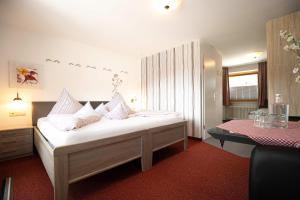 巴特欣德朗艾玛迪斯餐厅酒店的一间卧室配有一张带枕头和桌子的床