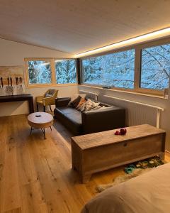 多恩比恩River Lodge的客厅配有沙发和桌子