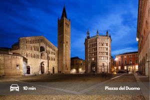 帕尔马[5 min Aeroporto-Stazione] Parma的一座带钟楼和教堂的大建筑