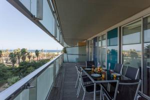 巴塞罗那Unique Rentals-Seafront Luxe Suites的一个带桌椅的海景阳台