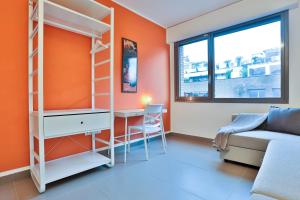 那不勒斯Sebeto Apartments with Parking & Netfilx的客房设有床、书桌和沙发。