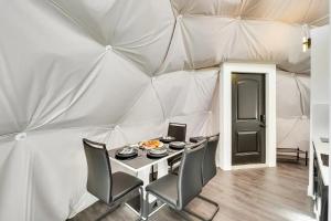 蒙蒂塞洛Unique Escapes - 007 Geodome的帐篷内带桌子的用餐室