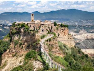 巴尼奥雷焦Marcella va a Civita的山顶上坐火车的城堡
