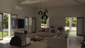 MaxaranguapeMaracajau Luxury Home - Villa-Mar-a-Villa的客厅配有沙发和桌子