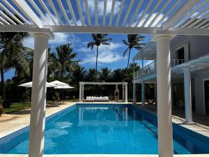 MaxaranguapeMaracajau Luxury Home - Villa-Mar-a-Villa的一座带白色凉亭和房屋的游泳池