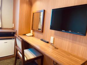 静冈静冈县镇酒店的一间酒店客房内墙上的大屏幕平面电视