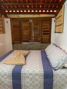 瓜吉鲁Buda Guajirú - Pé na areia - Praia de Guajirú的一间卧室配有一张带蓝白色毯子的床