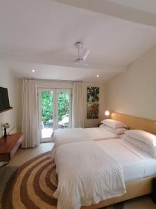 开普敦开普标准旅馆的一间卧室设有两张白色的床和窗户