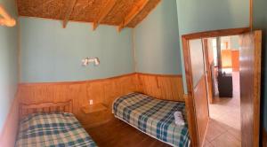 科克拉内Cabañas Don Lino的小房间设有两张床和窗户