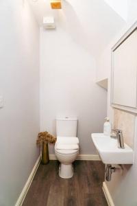 纽尼顿Luxury 4Bed Townhouse - Parking+Wi-Fi+Amenities的一间带卫生间和水槽的浴室