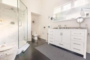 旧金山Pacific Heights Victorian Garden Suite的带淋浴和盥洗盆的白色浴室