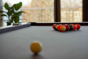 柏林Luxury Penthouse Jacuzzi, Pool Table, Bbq & Desks的一张带有球的台球桌和球