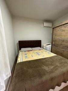 弗洛里亚诺波利斯Residencial Marina的一间小卧室,卧室内配有一张床铺