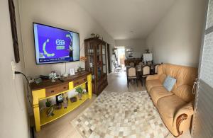 弗洛里亚诺波利斯Residencial Marina的带沙发和平面电视的客厅