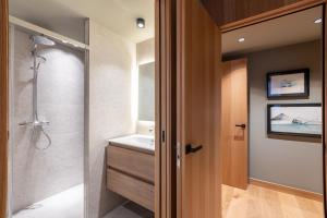 埃尔塔特W ISARD LODGE by Select Rentals的带淋浴和盥洗盆的浴室