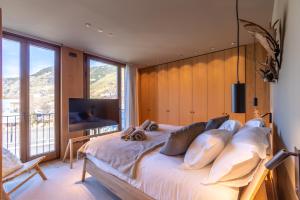 埃尔塔特W ISARD LODGE by Select Rentals的一间卧室设有一张大床和大窗户