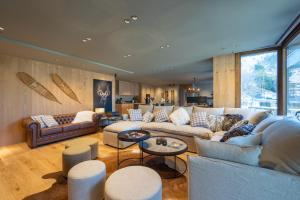 埃尔塔特W ISARD LODGE by Select Rentals的带沙发和桌子的大型客厅