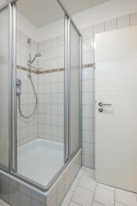 萨勒河畔哈雷SweetHome - Zentral - Küche & Parkplatz, WiFi的浴室里设有玻璃门淋浴