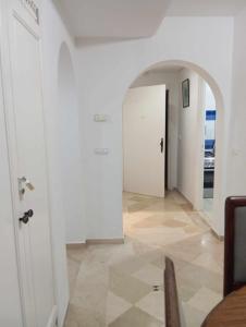 Yasmineإقامة النسرين的走廊上设有白色门和地板