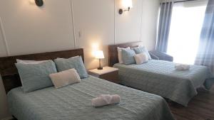 圣西蒙Motel Gentilhommière的一间卧室配有两张带毛巾的床