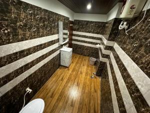 法里达巴德Hotel Walk Inn的带淋浴和卫生间的浴室。