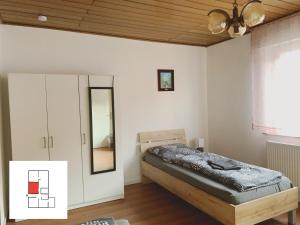 阿尔布斯塔特Monteurzimmer/ Ferienwohnung Kati的一间卧室设有一张床、镜子和天花板