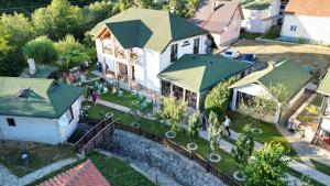 科拉欣Rooms and apartmants Mirovic的房屋的顶部景色,人们在院子里散步