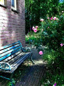 EwijkBlauwe Lelie的砖砌的花边木凳
