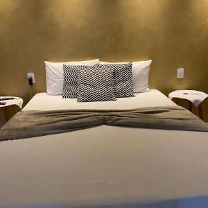 瓜拉派瑞Pousada Peninsula Santa Rita的床上有2个枕头