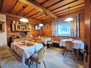 海利根布卢特克里斯托弗乡间别墅酒店的一间带2张桌子和椅子的用餐室