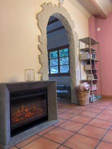 菲内斯特拉特Villa Morena的一间带壁炉的客厅