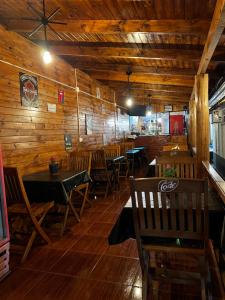 伊瓜苏港Nature Iguazu hostel B&B的用餐室设有木墙和桌椅