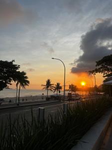 里约热内卢Hotel Nacional的棕榈树和海洋海滩上的日落