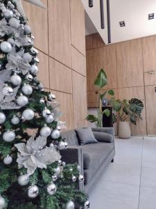 洛马斯-德萨莫拉¡Dpto nuevo y muy funcional!的客厅里有一棵圣诞树,配有沙发