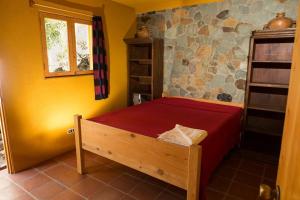 圣克鲁斯拉拉古纳Casa Maria Vista, Espectacular View的一间卧室配有一张红色床罩的床