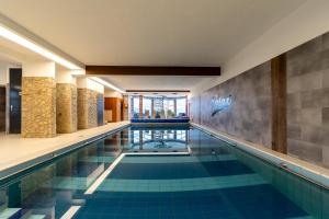 佐洛卡罗斯Art Hotel superior的酒店大堂的蓝色瓷砖游泳池