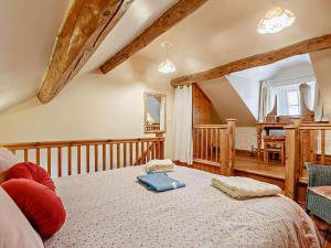 Eglwys-Fâch3 Bed in Conwy 50933的卧室配有一张床