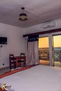 马哈赞加RAOOF HOTEL的一间卧室配有一张床,享有海景