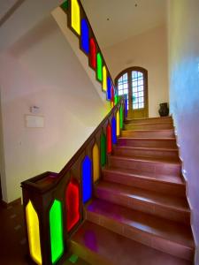 海尼夫拉Dar Zayane的彩虹颜色的楼梯