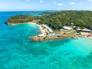 Five Islands VillageHawksbill Resort Antigua - All Inclusive的海洋岛屿的空中景观