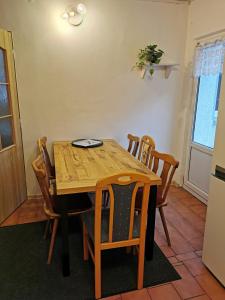 亚希莫夫Apartmány Cipriani的厨房里配有一张木桌和椅子